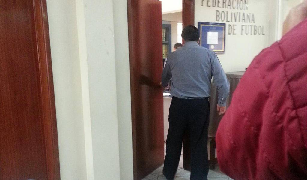 FIFA y Conmebol frenan elección de presidente del fútbol boliviano