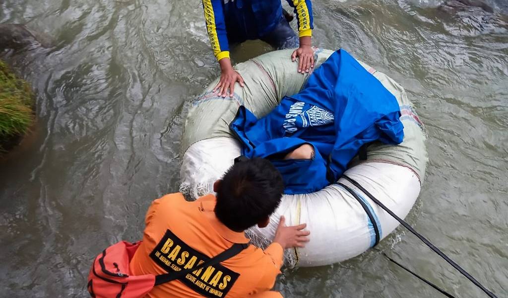 Al menos 27 muertos al caer autobús por barranco en Indonesia