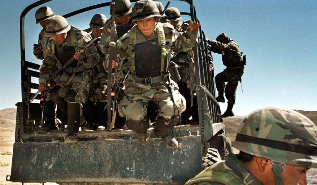 Bolivia manda militares de élite a combatir contrabando en frontera con Chile