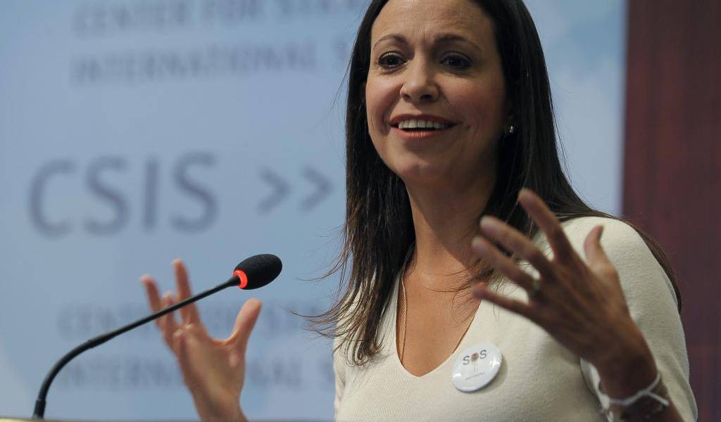 Machado llegó a Venezuela con diputados peruanos