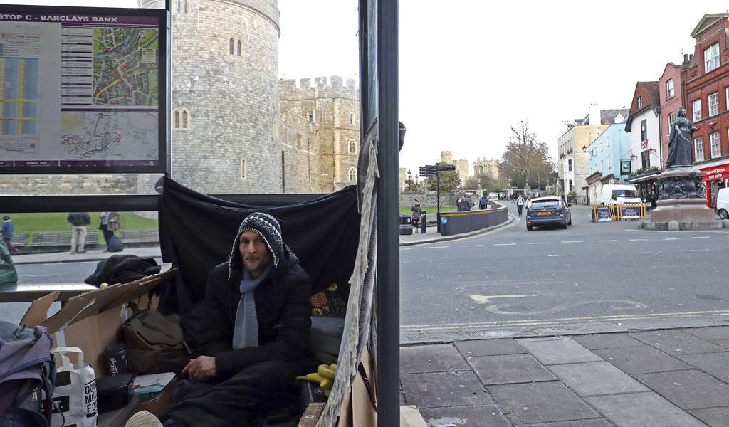 Critican presencia de personas sin hogar en ciudad de boda real