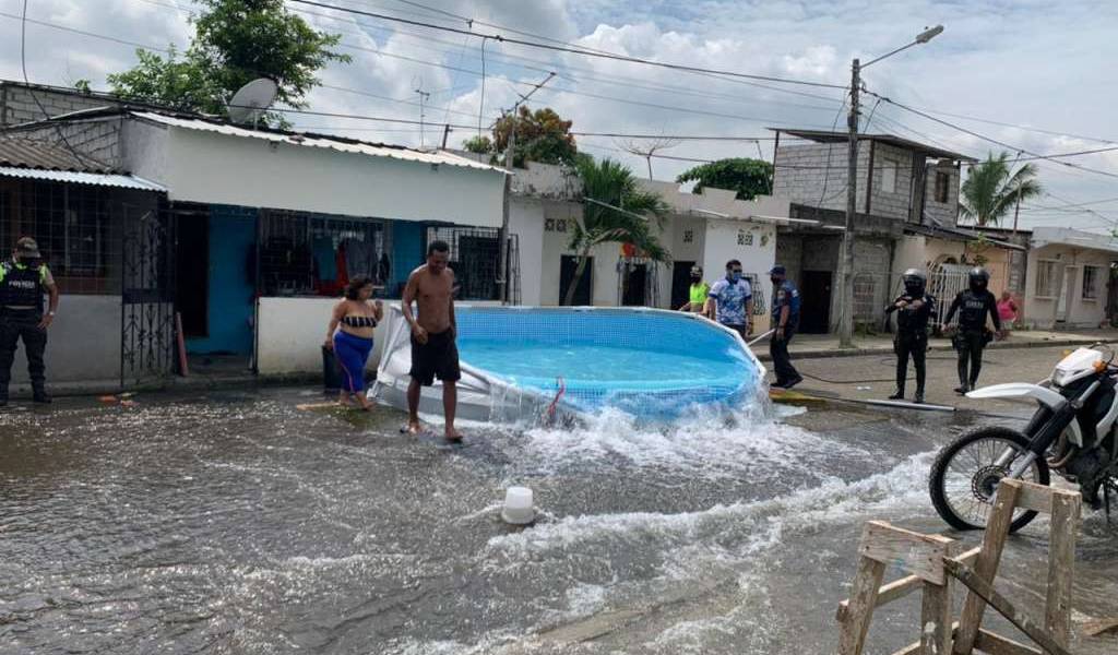 Ejecutan operativos para desarmar piscinas en Guayaquil