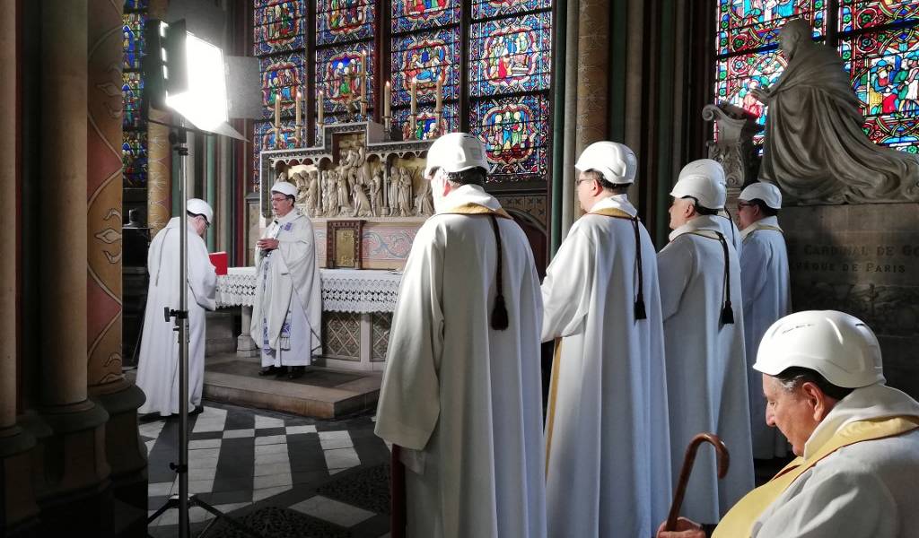 Notre Dame alberga su primera misa tras incendio