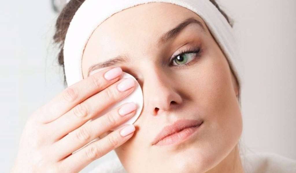 Cinco errores que debes evitar al limpiarte la cara