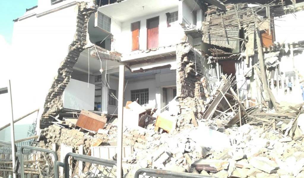 Vivienda colapsa en el centro de Quito y deja a cuatro familias sin hogar