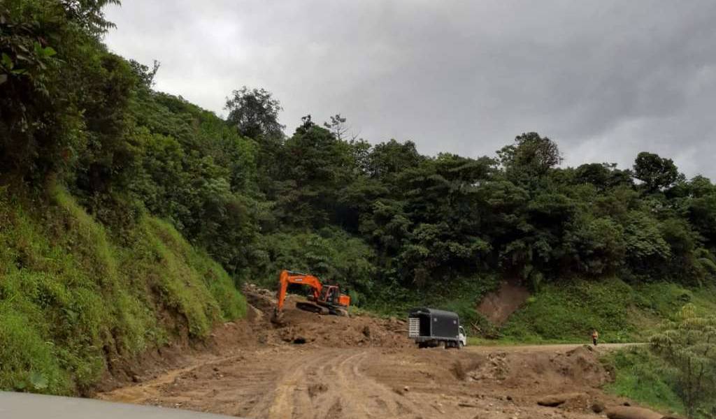 Dos derrumbes afectaron la vía Tulcán-Lago Agrio