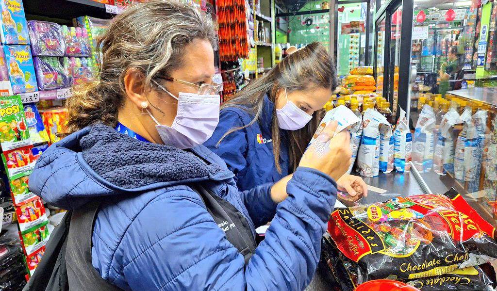 Cerca de dos millones de golosinas caducadas se vendían en un local comercial en el sur de Quito