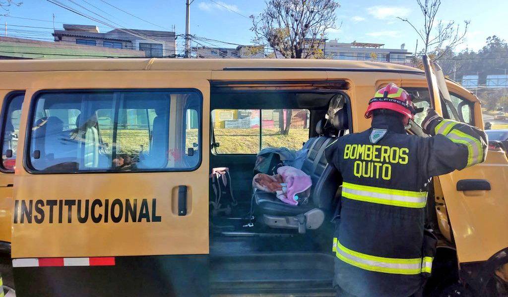 Quito: cuatro niños afectados tras choque entre una buseta escolar y una plataforma con varillas