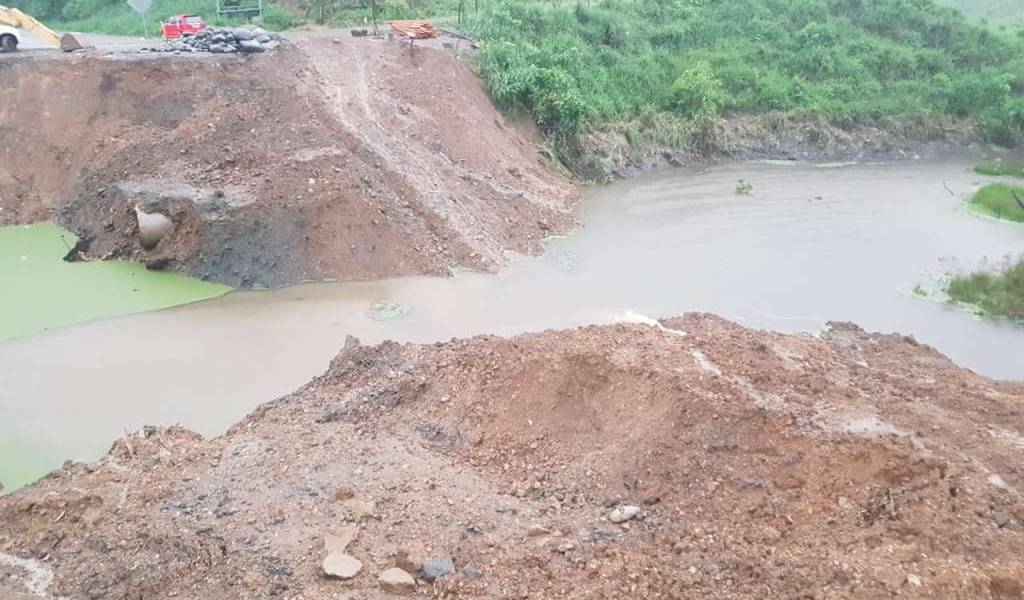 Lluvias destruyen paso alterno en vía Esmeraldas-Manabí