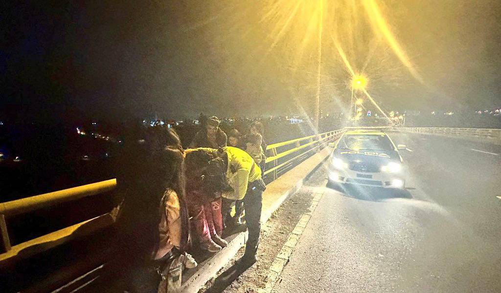 Quito: una mujer trató de lanzarse junto a su hija del puente de El Chiche