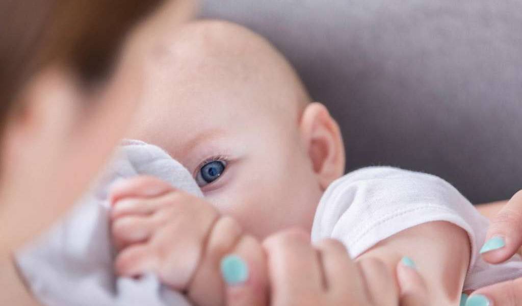 Piden no separar a madres con COVID de recién nacidos