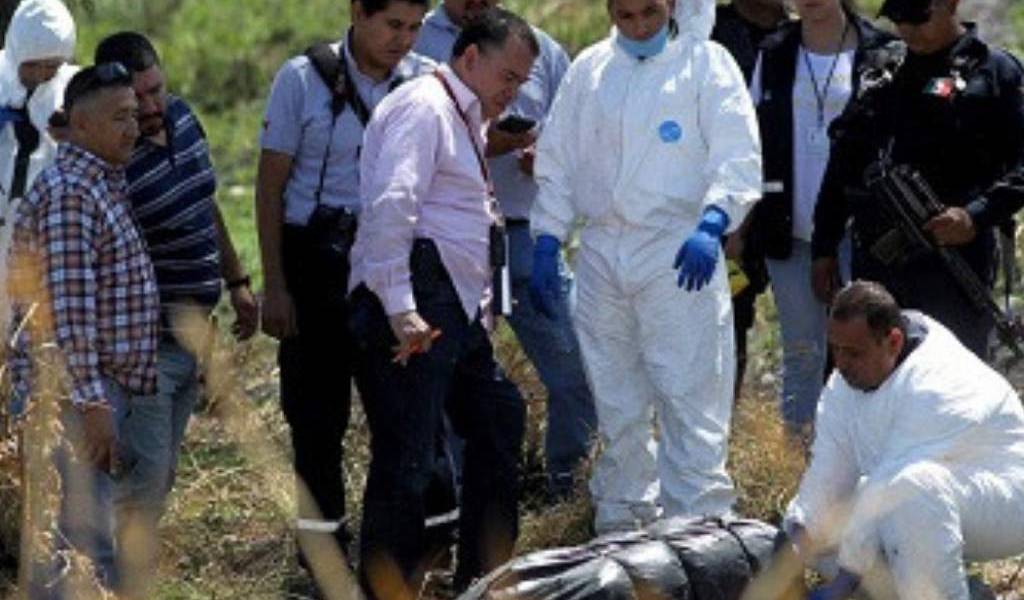 México: 19 cadáveres embolsados en canal de aguas negras