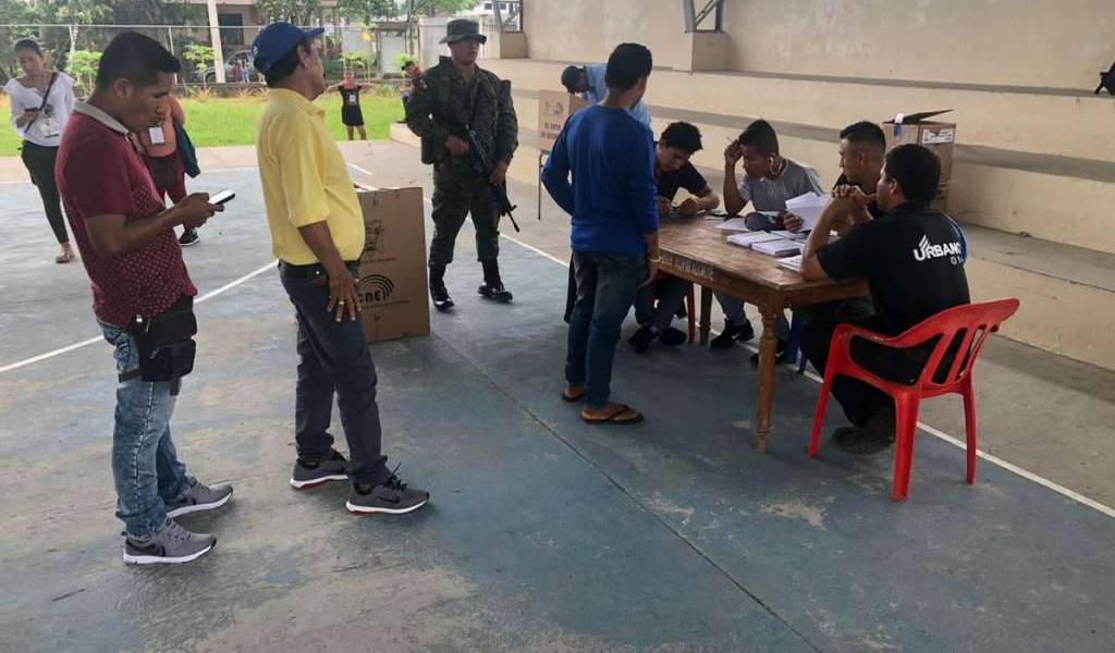 Retrasos y falta de papeletas causaron molestias a electores