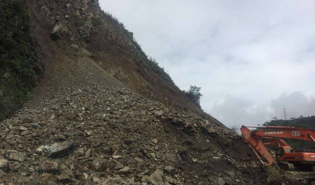Vía Alóag-Santo Domingo seguirá cerrada por derrumbe de material rocoso