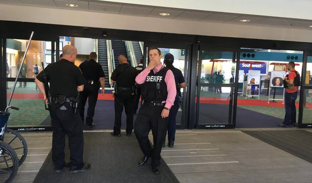 Un policía fue atacado en el aeropuerto de Michigan, el edificio fue evacuado