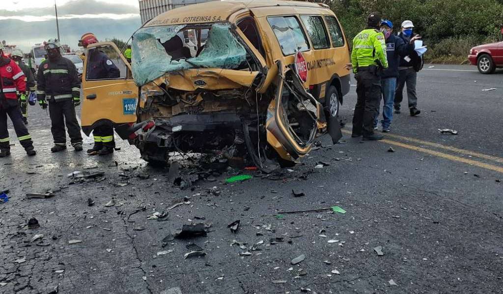 Tres fallecidos y siete heridos tras accidente en Pichincha