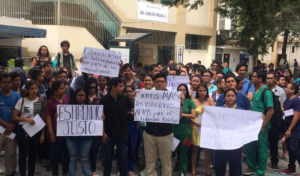 En suspenso, internado de 400 estudiantes de Medicina