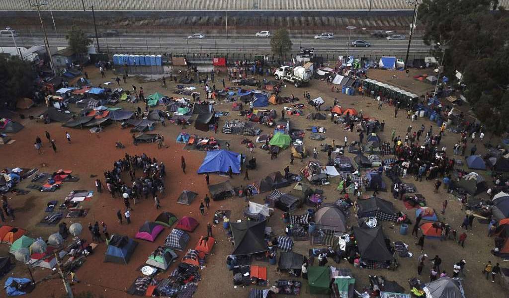 Caravana migrante cambia de albergue tras chubascos