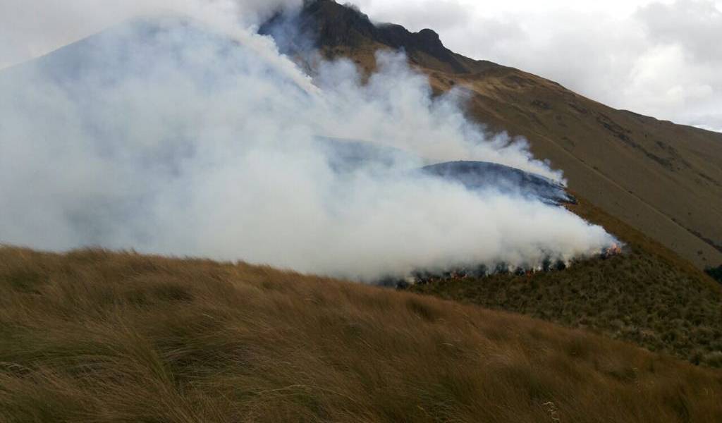 Incendio forestal consume extensa área de vegetación en cerro Imbabura