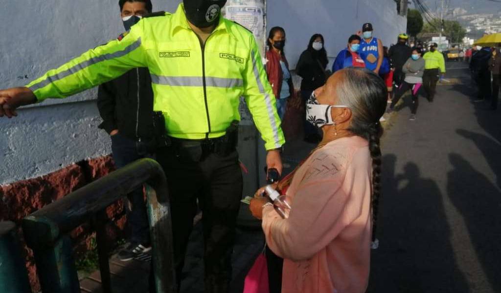 Autoridades evitan la presencia de vendedores en recintos