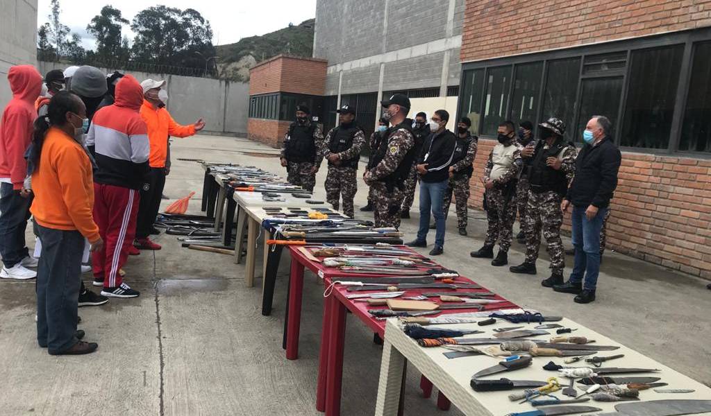 Reos de la cárcel del Turi entregan armas voluntariamente