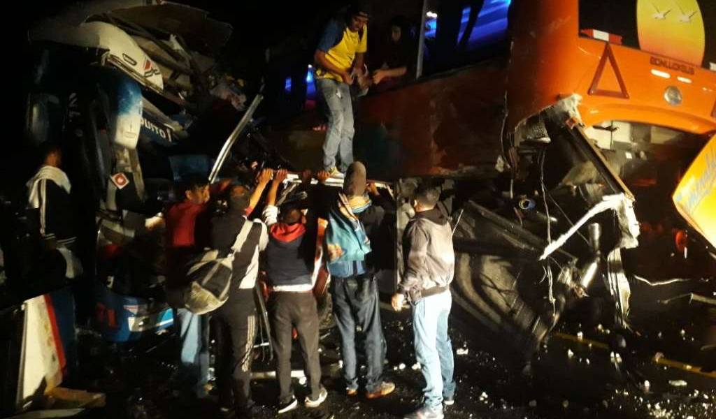 2 muertos y 28 heridos tras accidente de tránsito en la vía Alóag - Santo Domingo