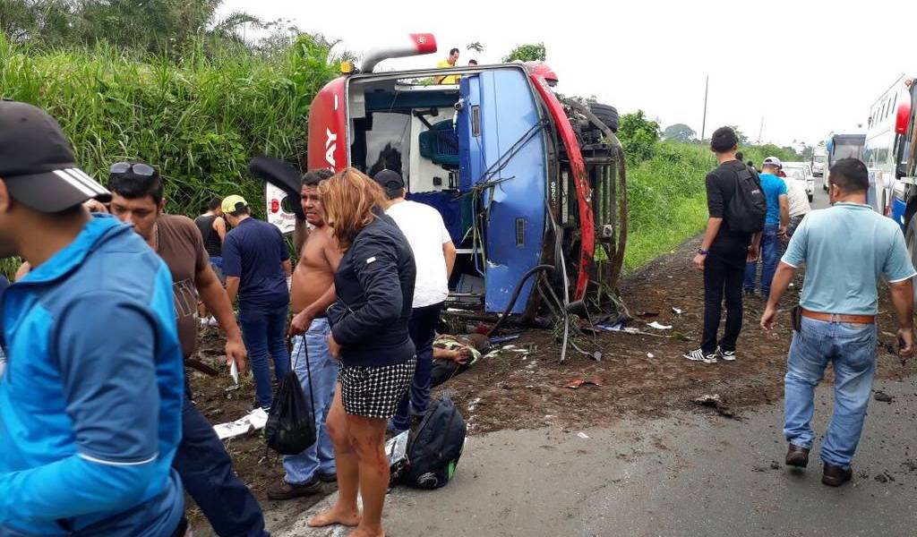 Accidente de tránsito en vía Santo Domingo deja 5 fallecidos y 26 heridos