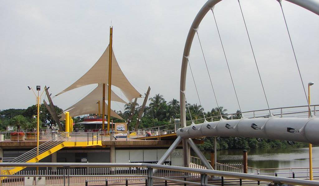 Mesas arrinconadas y locales cerrados: el declive del Malecón del Salado en Guayaquil