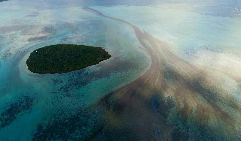Un vertido de 1.000 toneladas de petróleo afecta ya a 15 km de isla Mauricio