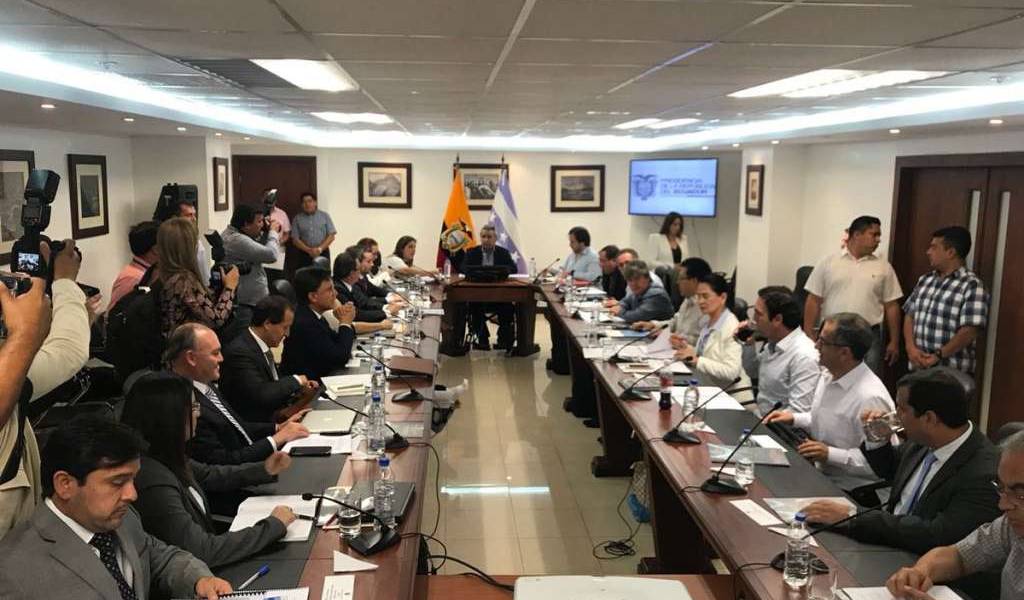 Ejecutivo revisa en reunión en Guayaquil propuestas de economistas de Academia