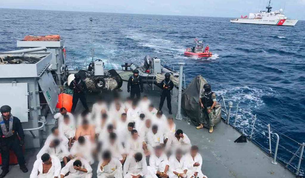 35 detenidos cerca de Galápagos tras operativo
