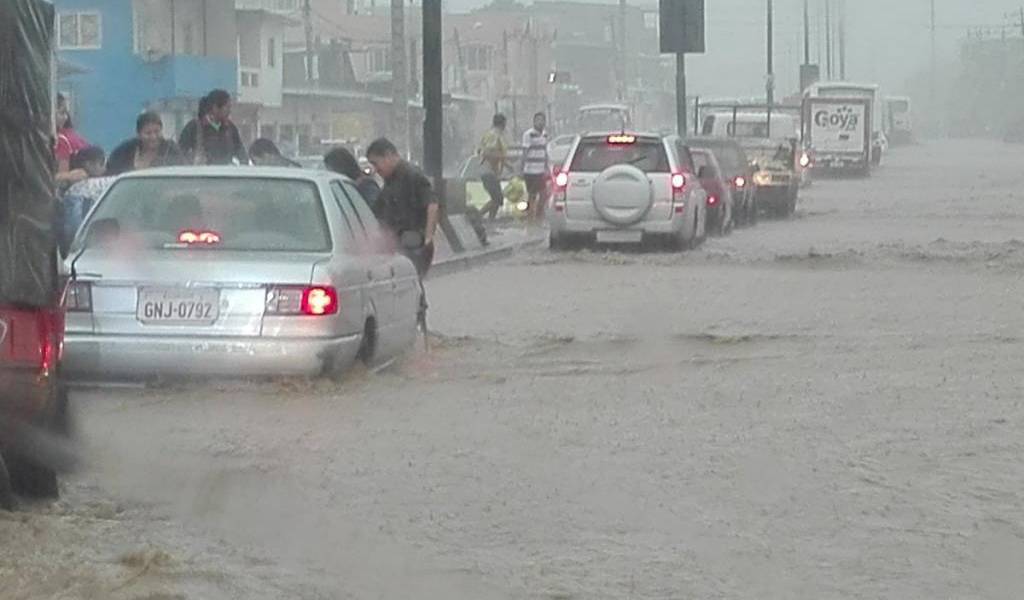 Guayaquil soporta otra lluvia fuerte y usuarios reportan acumulación de agua