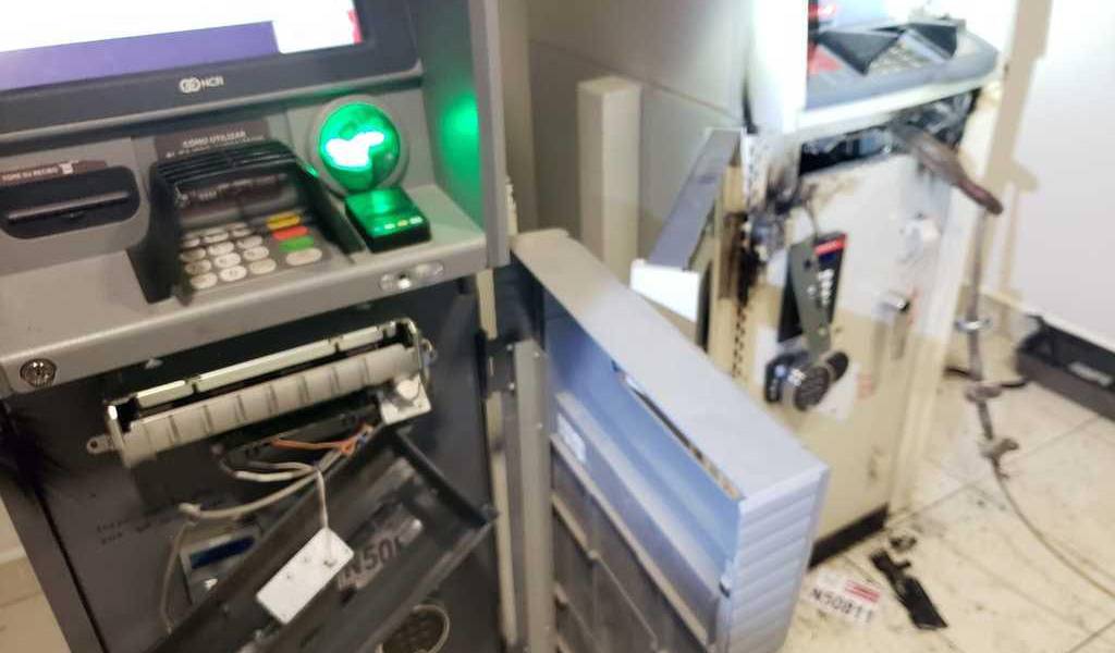 Milagro: Rompen paredes para robar dinero de un cajero automático
