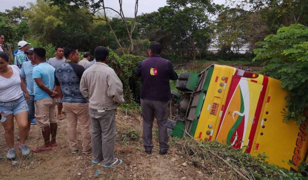 Nueve heridos tras accidente en la vía Pedernales - San Vicente
