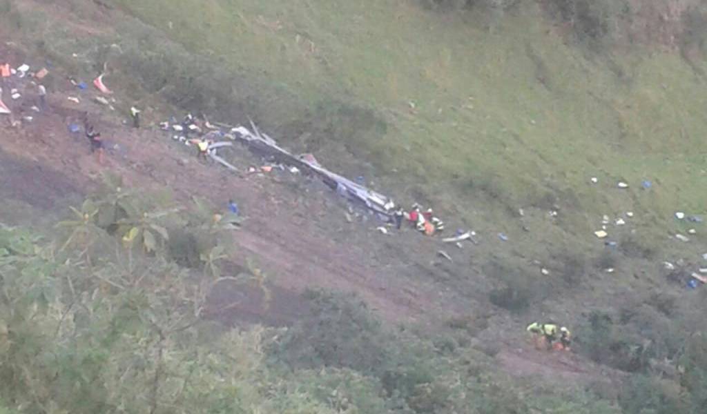 15 muertos y varios heridos tras la caída de un bus en el 15 km de la vía Aloag