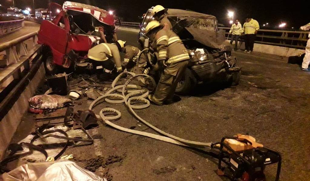 Un muerto y 13 heridos tras accidente vial en Manabí