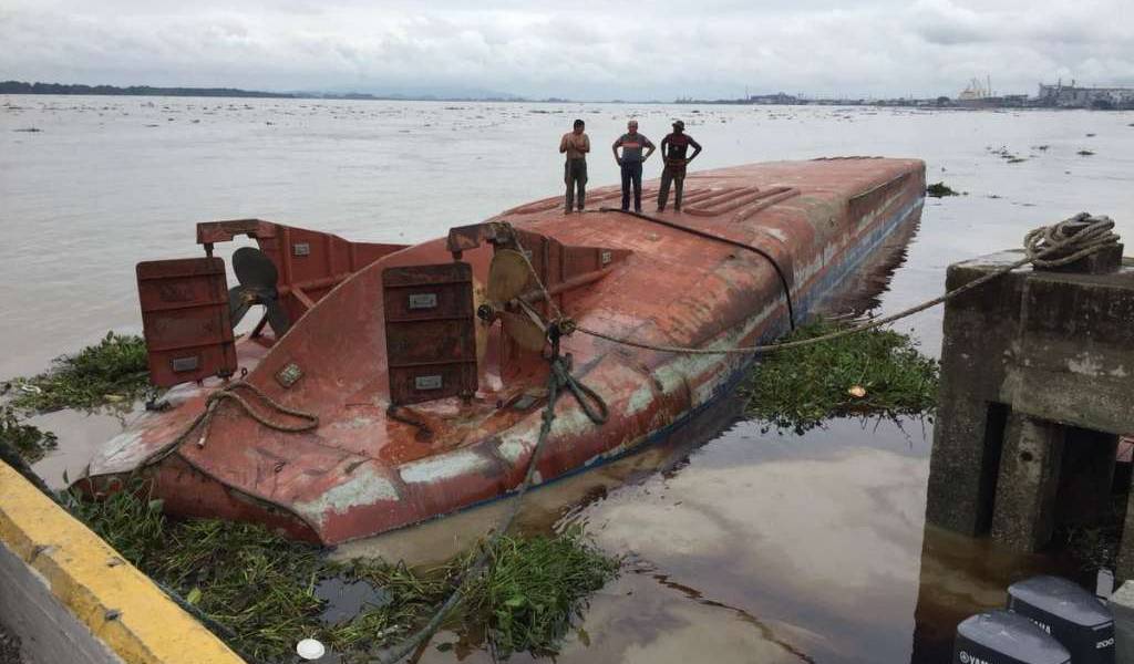 Una persona queda atrapada dentro de embarcación que se viró en el río Guayas