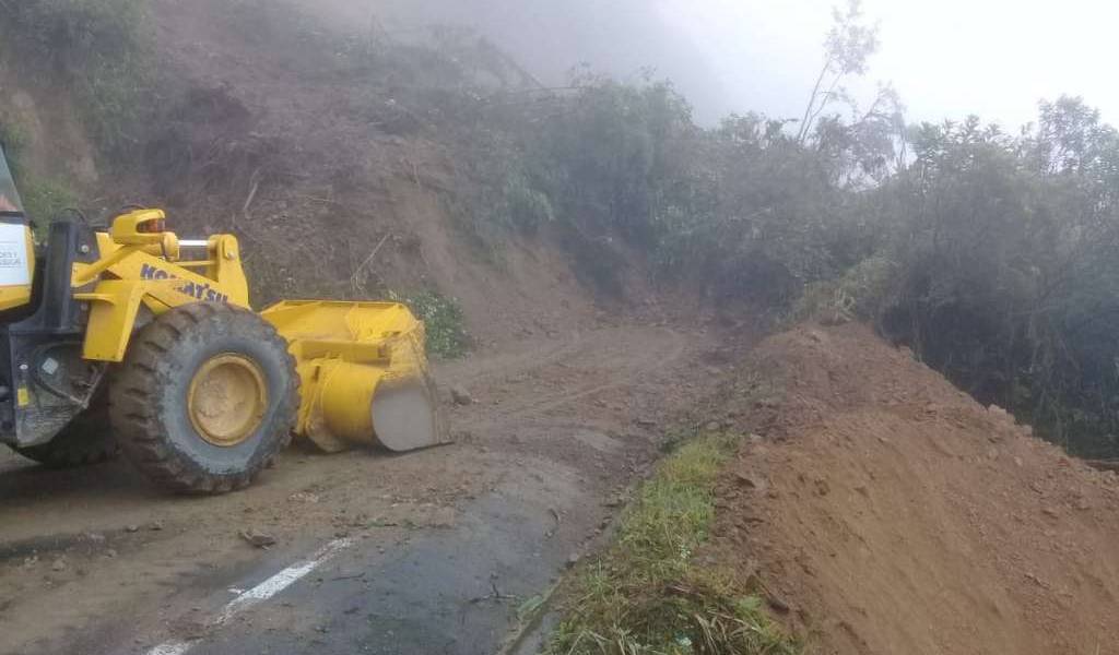 Vía Latacunga - La Maná cerrada por deslizamiento