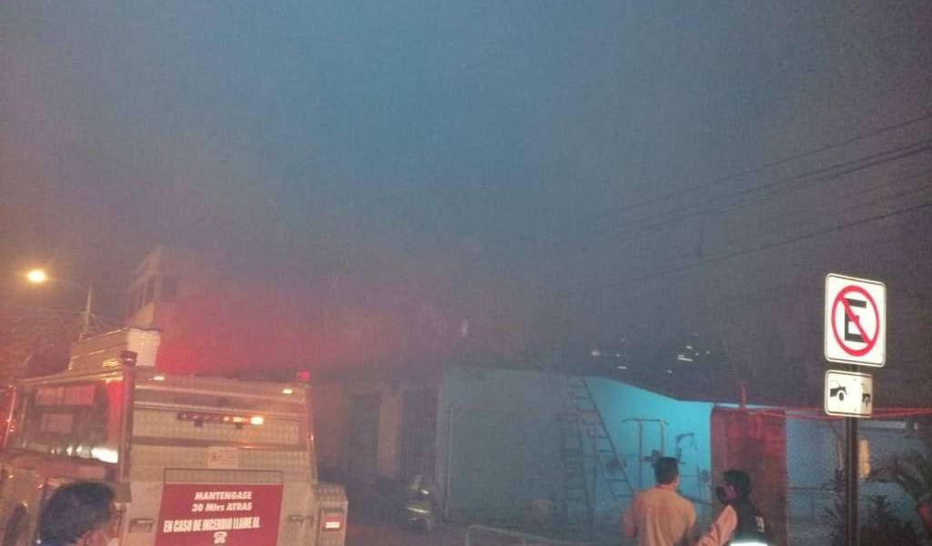 Intenso incendio causó daños materiales al sur de Guayaquil