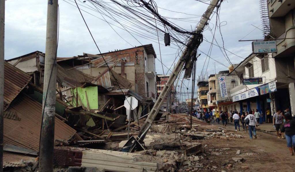10 mil militares y 4.600 policías movilizados a zonas afectadas por sismo en Ecuador