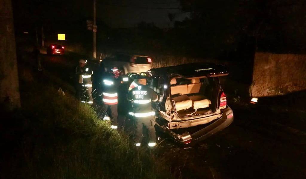 Un vehículo se chocó contra un poste en la av. Simón Bolívar