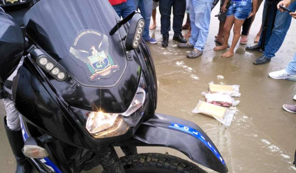 Hallan bloques de droga flotando en playa manabita
