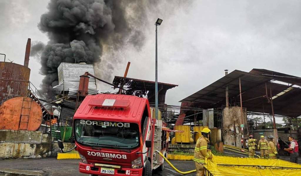 Incendio afecta a fábrica en Santo Domingo