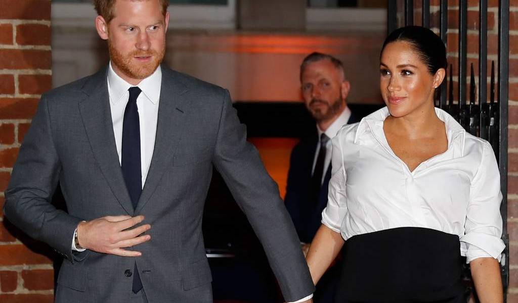 ¡Meghan Markle se tatúa en pleno embarazo!
