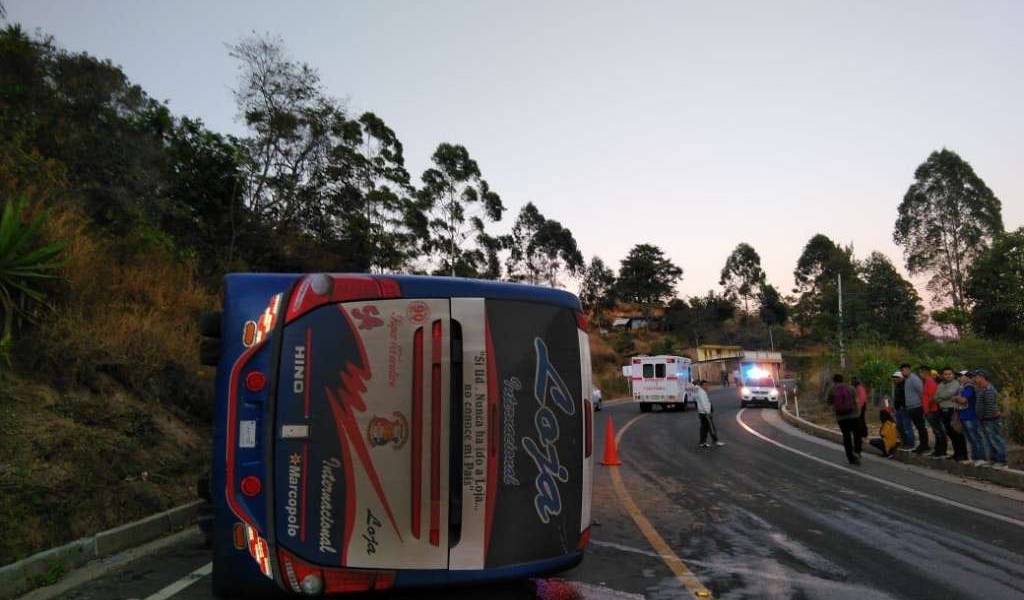 Accidente de bus en vía Loja- Carimanga deja 17 heridos