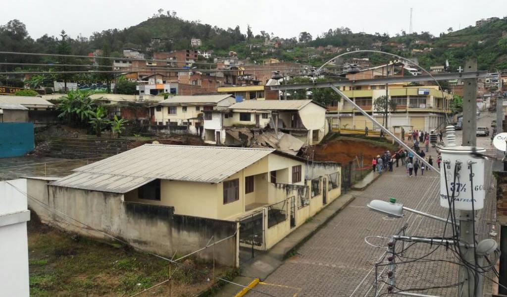 28 familias evacuadas por enorme socavón en el cantón Calvas, provincia de Loja