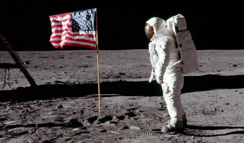 Las banderas de Estados Unidos en la Luna se están desintegrando