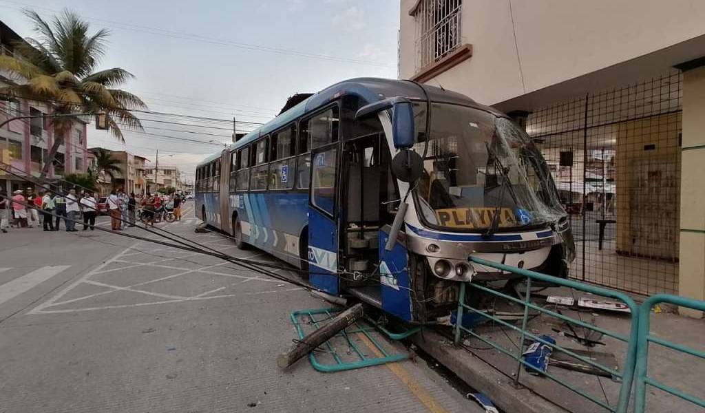 Bus de la Metrovía choca al sur de Guayaquil