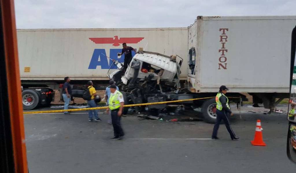 Un herido tras choque de 2 tráilers en el sector de la Chorrera, en Babahoyo
