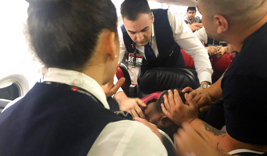Pasajeros someten a un hombre alterado durante vuelo a Sudán